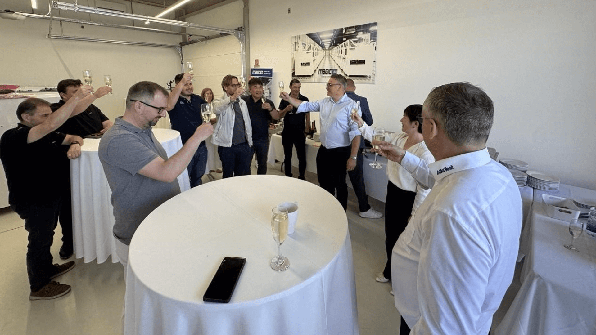 1750322973170490.png 举杯.png